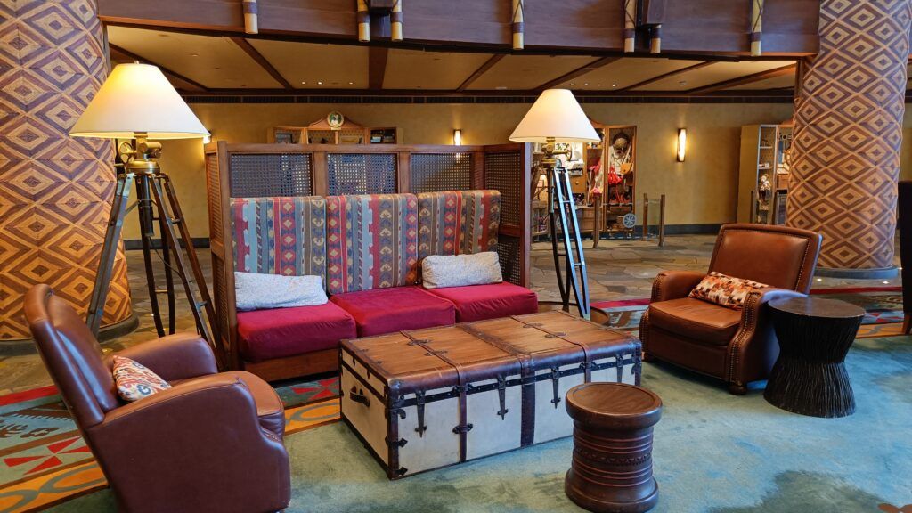 Disney Explorers Lodge: Descubre nuestra mágica elección de hospedaje en Hong Kong Disneyland 8 disney explorers lodge lobby hong kong disneyland resort