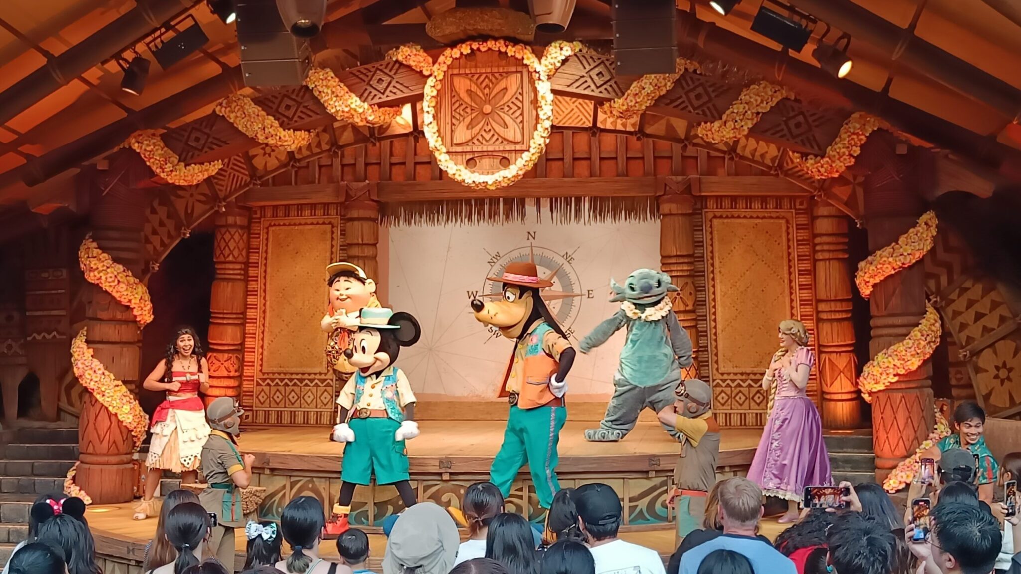 Hong Kong Disneyland: La Guía Esencial para disfrutar del primer parque Disney en Asia (2026) 12 Hong Kong
