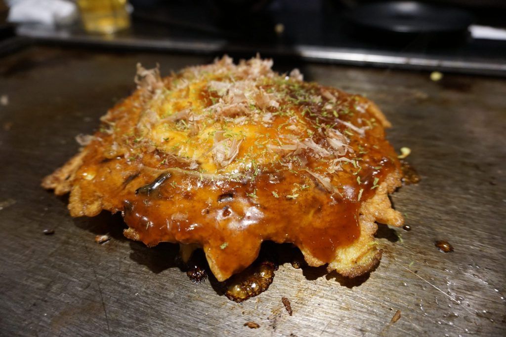 Comida típica de Japón: platos que debes probar + dónde los comimos (y nuestra guía completa en PDF) 2 okonomiyaki en restaurante ajinoya de osaka