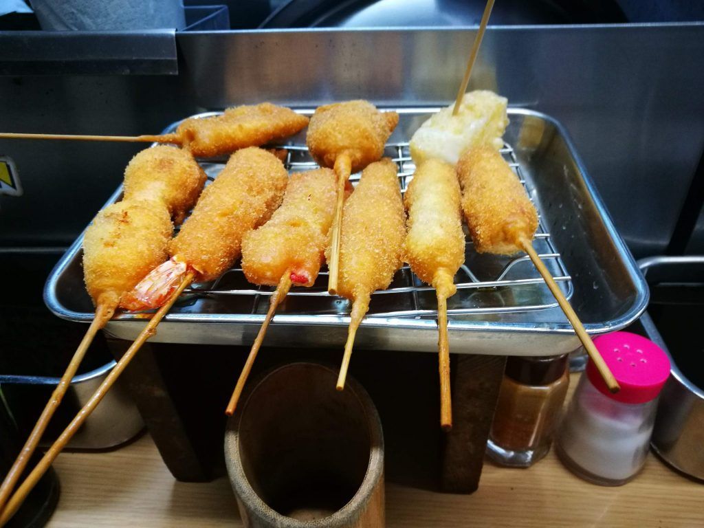 Comida típica de Japón: platos que debes probar + dónde los comimos (y nuestra guía completa en PDF) 14 kushige en kushikatsu daruma osaka