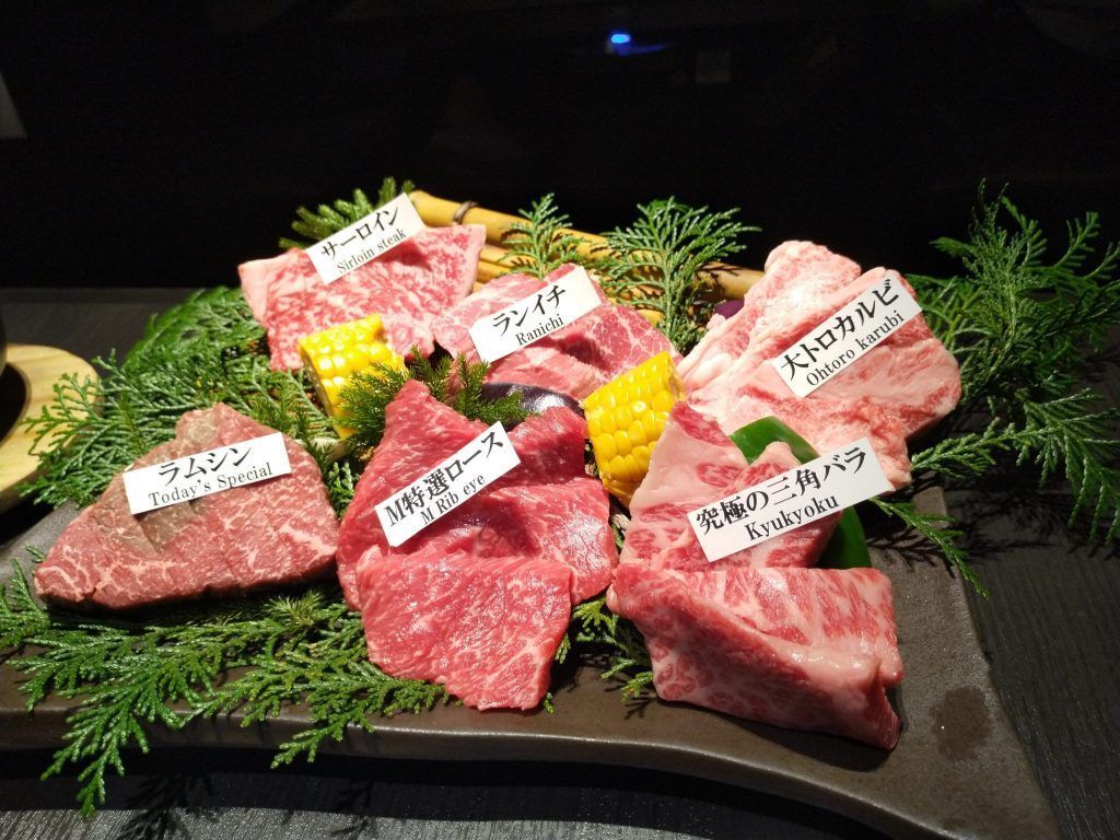 Comida típica de Japón: platos que debes probar + dónde los comimos (y nuestra guía completa en PDF) 6 bandeja de yakiniku en restaurante matsusaka yakiniku M