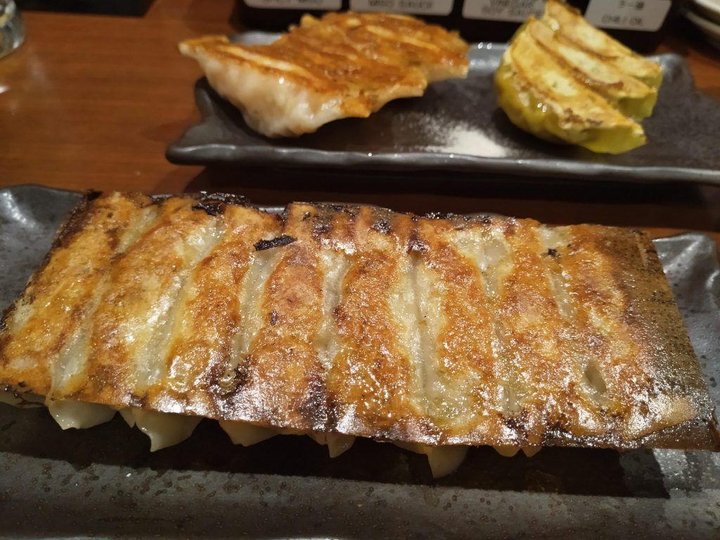 Comida típica de Japón: platos que debes probar + dónde los comimos (y nuestra guía completa en PDF) 3 gyozas a la plancha en chaochago gyoza de kioto