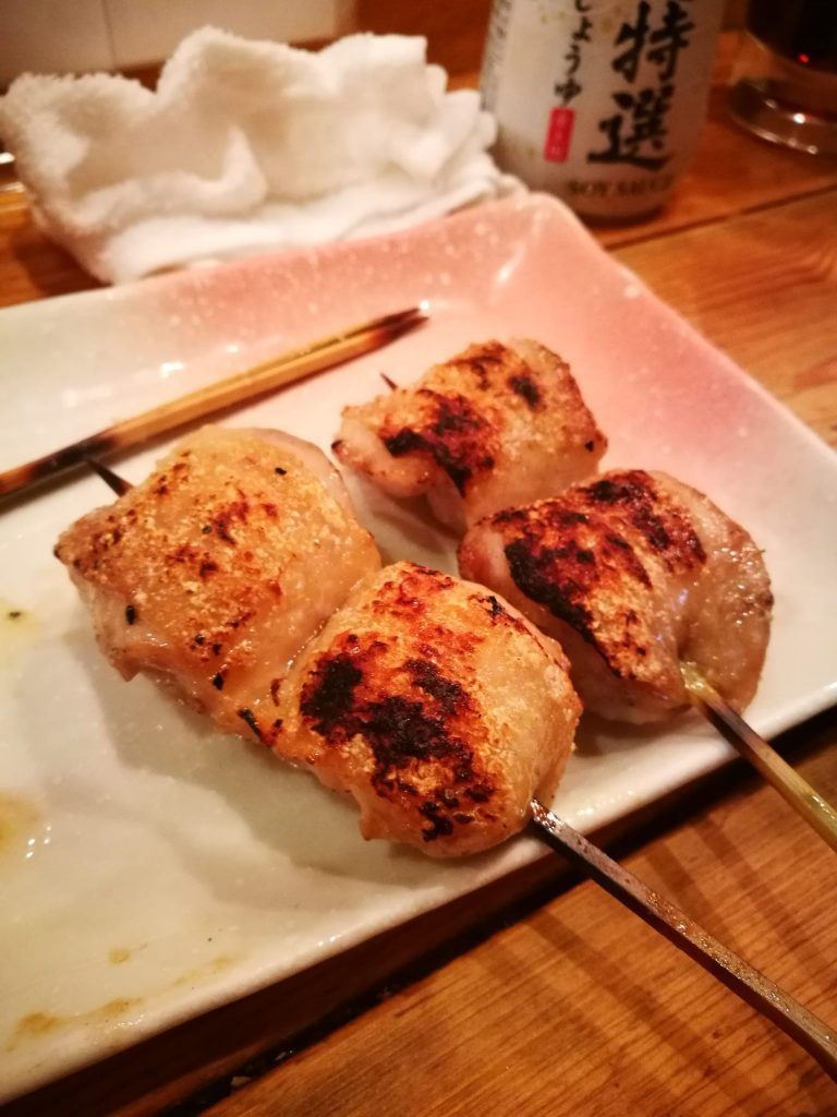 Comida típica de Japón: platos que debes probar + dónde los comimos (y nuestra guía completa en PDF) 4 yakitoris de pollo