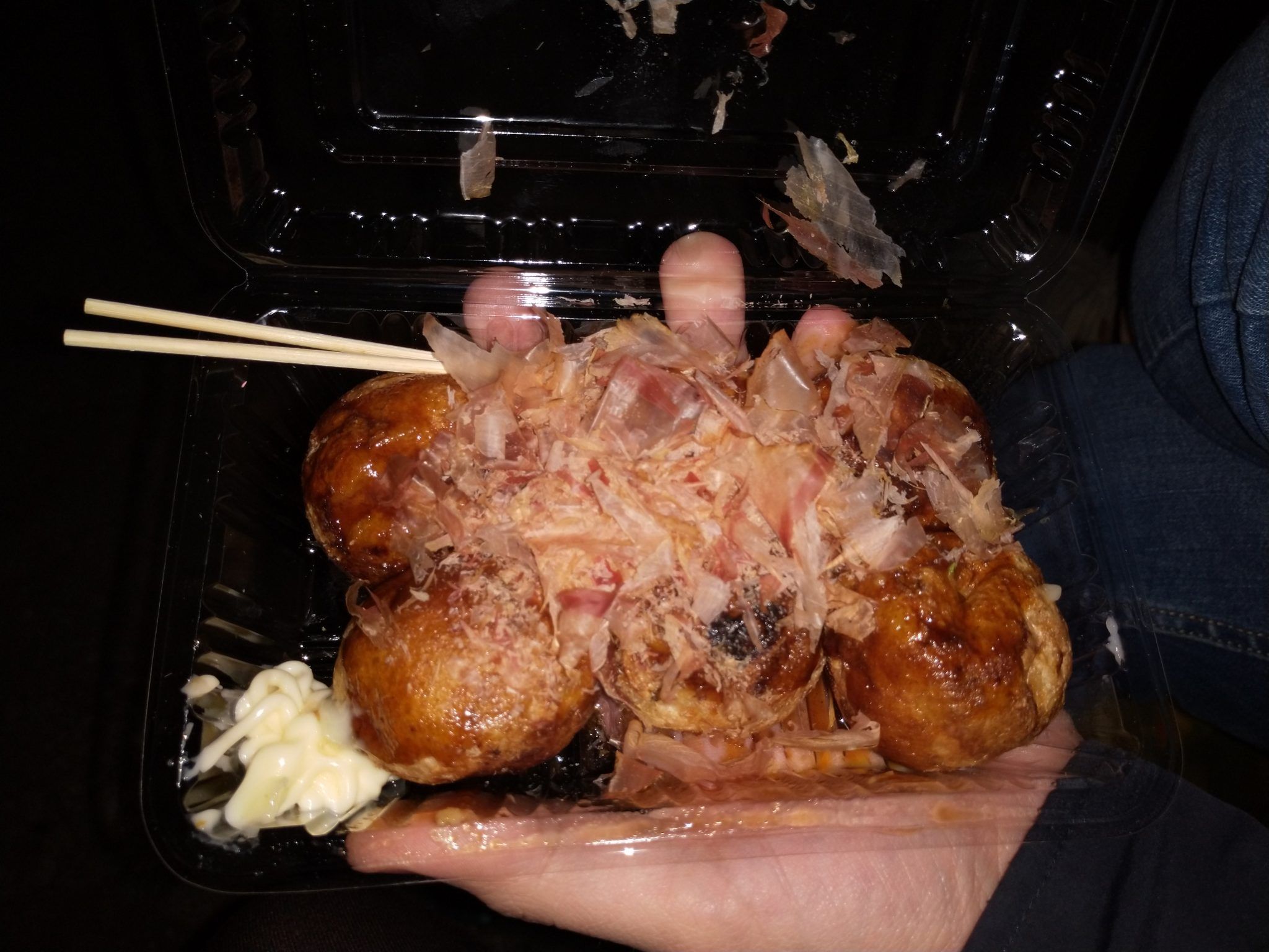 Comida típica de Japón: platos que debes probar + dónde los comimos (y nuestra guía completa en PDF) 1 takoyaki en puesto callejero de asakusa
