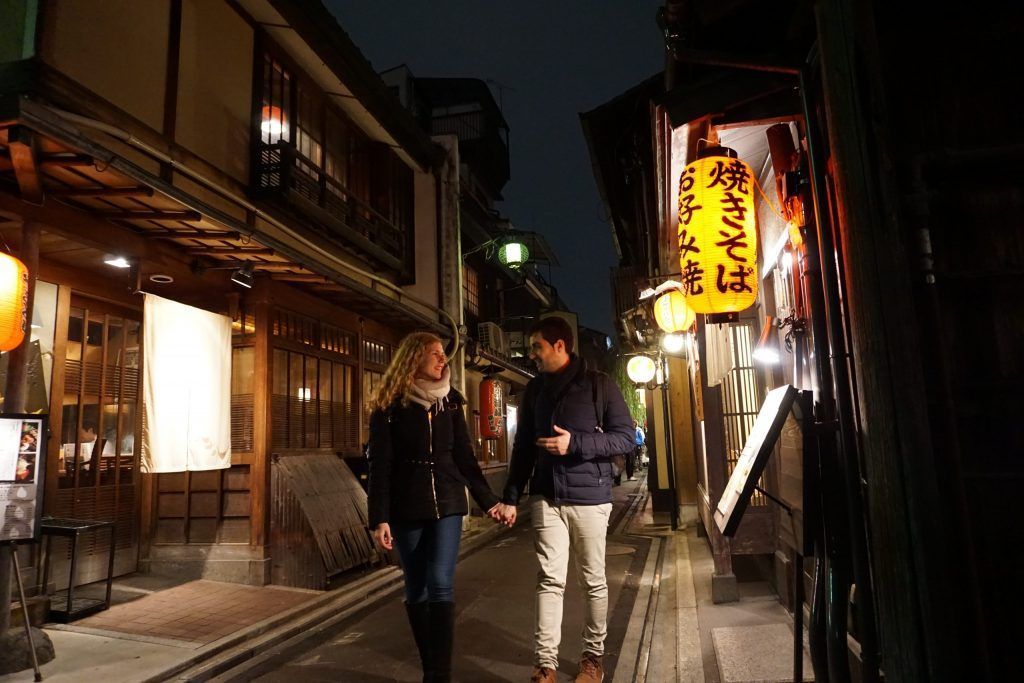 Itinerario Japón 14 días: Osaka, Kioto y Tokio con niños 4 Barrio tradicional de Gion en Kioto al atardecer con casas de madera