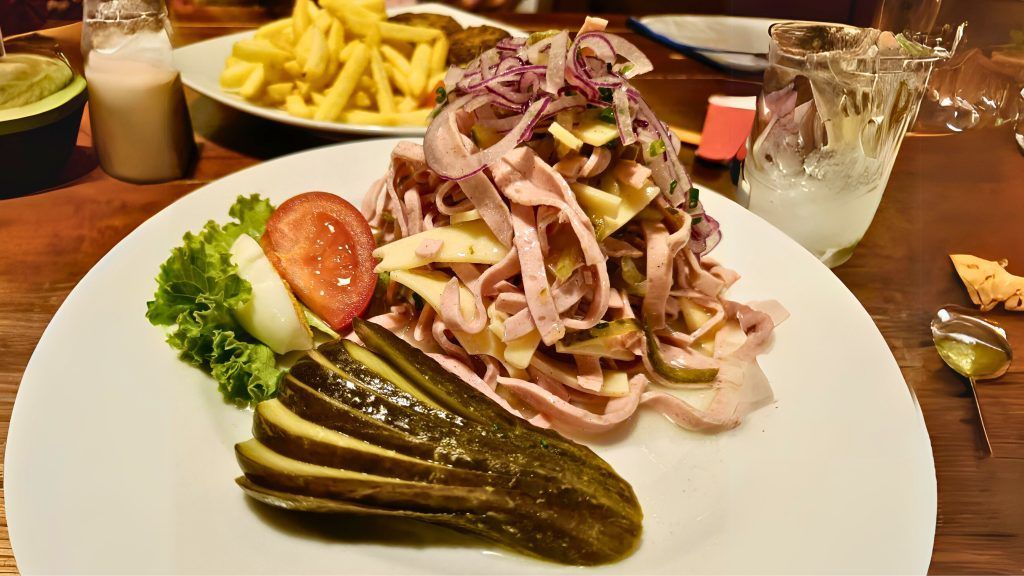 Comida típica de la Selva Negra: Un Viaje por los Sabores Tradicionales de Alemania 5 Ensalada Salchichas Nuremberg Comida Selva Negra