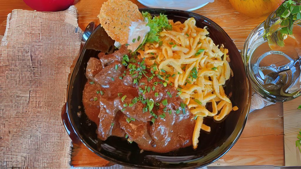 Comida típica de la Selva Negra: Un Viaje por los Sabores Tradicionales de Alemania 10 Gulasch Venado