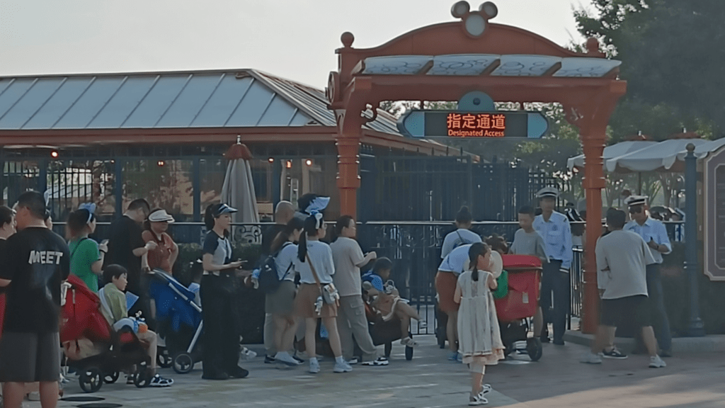 Shanghai Disneyland: auténticamente Disney, distintivamente chino 14 Shanghai Disneyland Designated Entrance