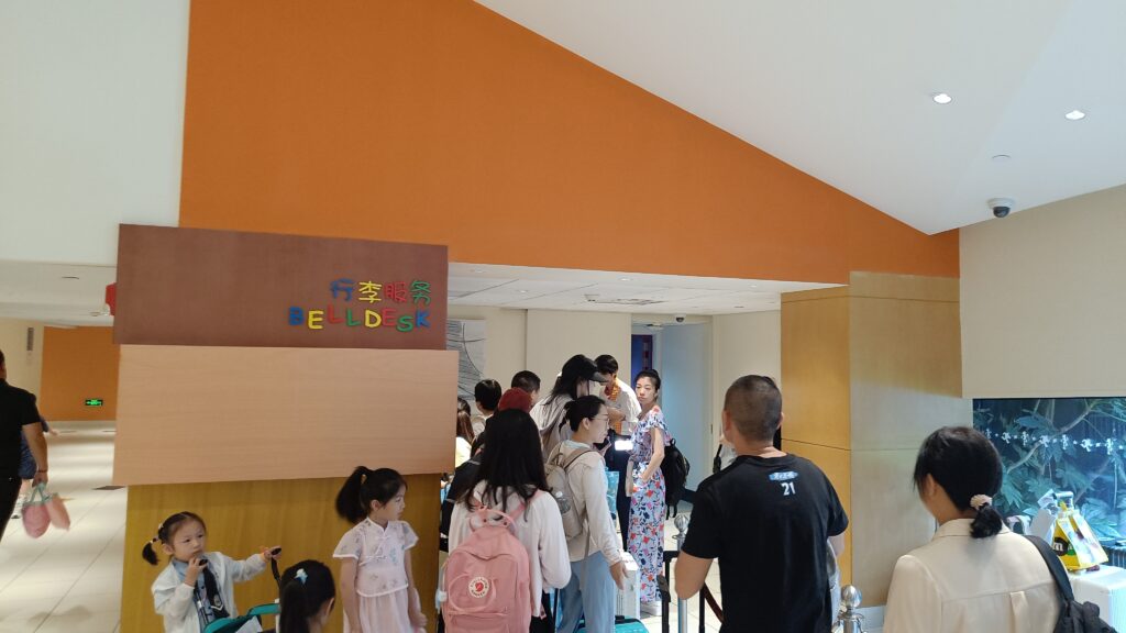 Alojarse en Toy Story Hotel Shanghai Disneyland en 2026 14 Consigna Hotel Toy Story