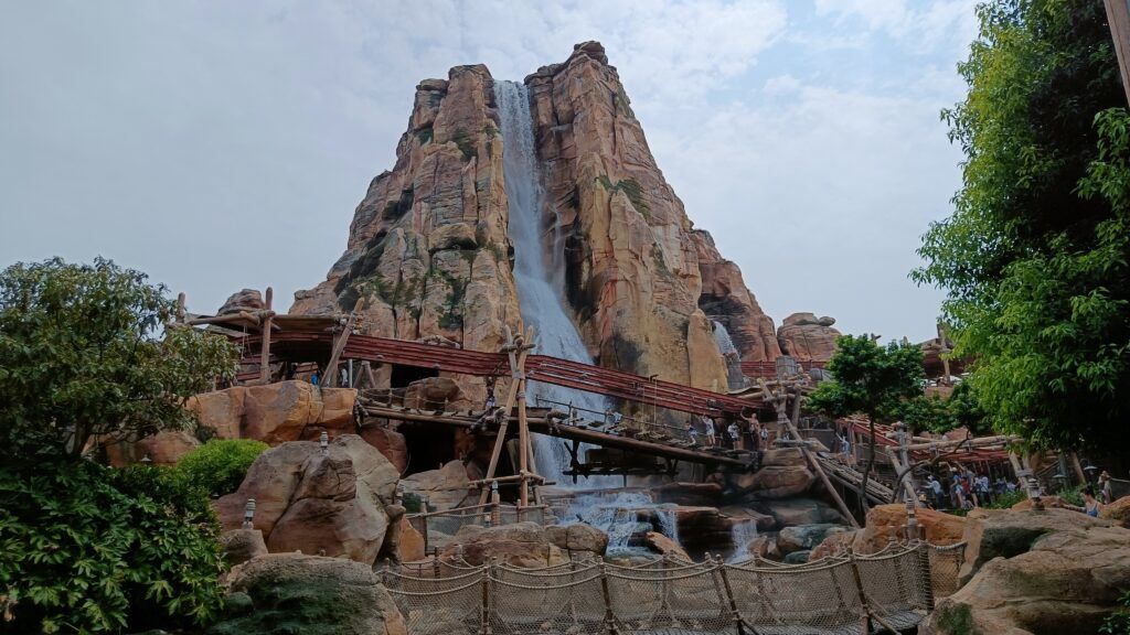 Las Mejores Atracciones de Shanghai Disneyland: Guía Definitiva para 2026 2 Adventure Isle Atracciones de Shanghai Disneyland